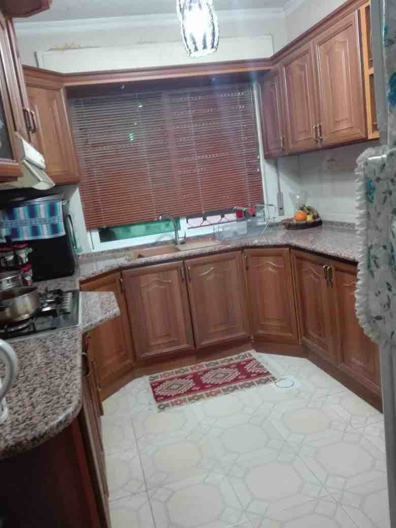 شقه طابقيه للبيع في ضاحية الياسمين المساحه 135 - غرفتين نوم (منهم ماستر) -صاله - غرفة ضيوف- 3 حمامات- برندا المنيوم-لها مدخلين- غرفة خدمات على السطح - خزائن حائط