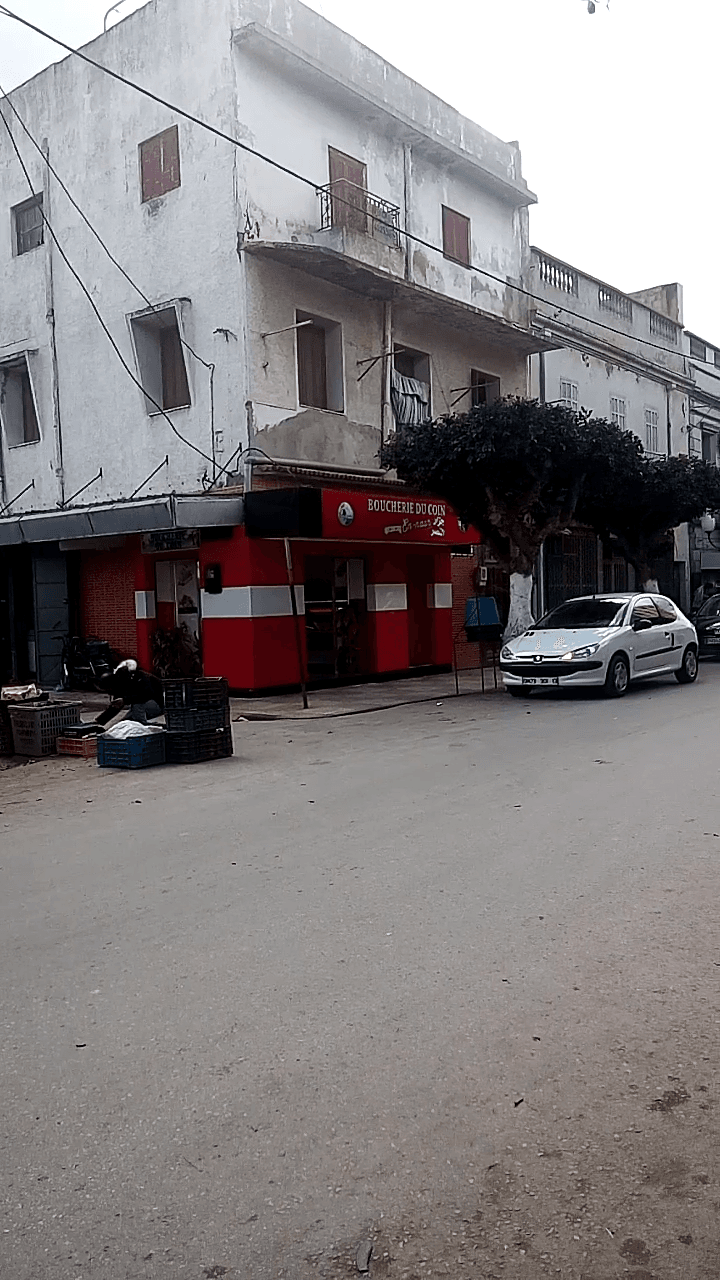 منزل للبيع في مدينة الغزوات بولاية تلمسان يقع في وسط مدينة الغزوات قرب الميناء
84m²
Réchosi + 2 étage + la surface + 3 magazine + 2 façade
Plus d'information appel&eacu...