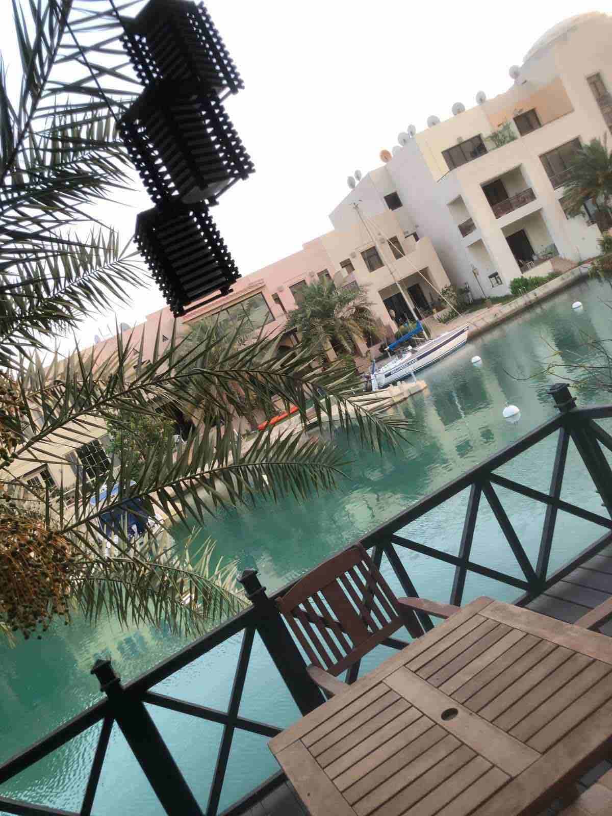 للايجار اليومي شاليه في جزيرة امواج في منطقة البحرين يتكون من طابقين ٣ غرف ٤ حمامات و صالة واسعه ومطبخ وبلكونتين ومطل على البحيرة
