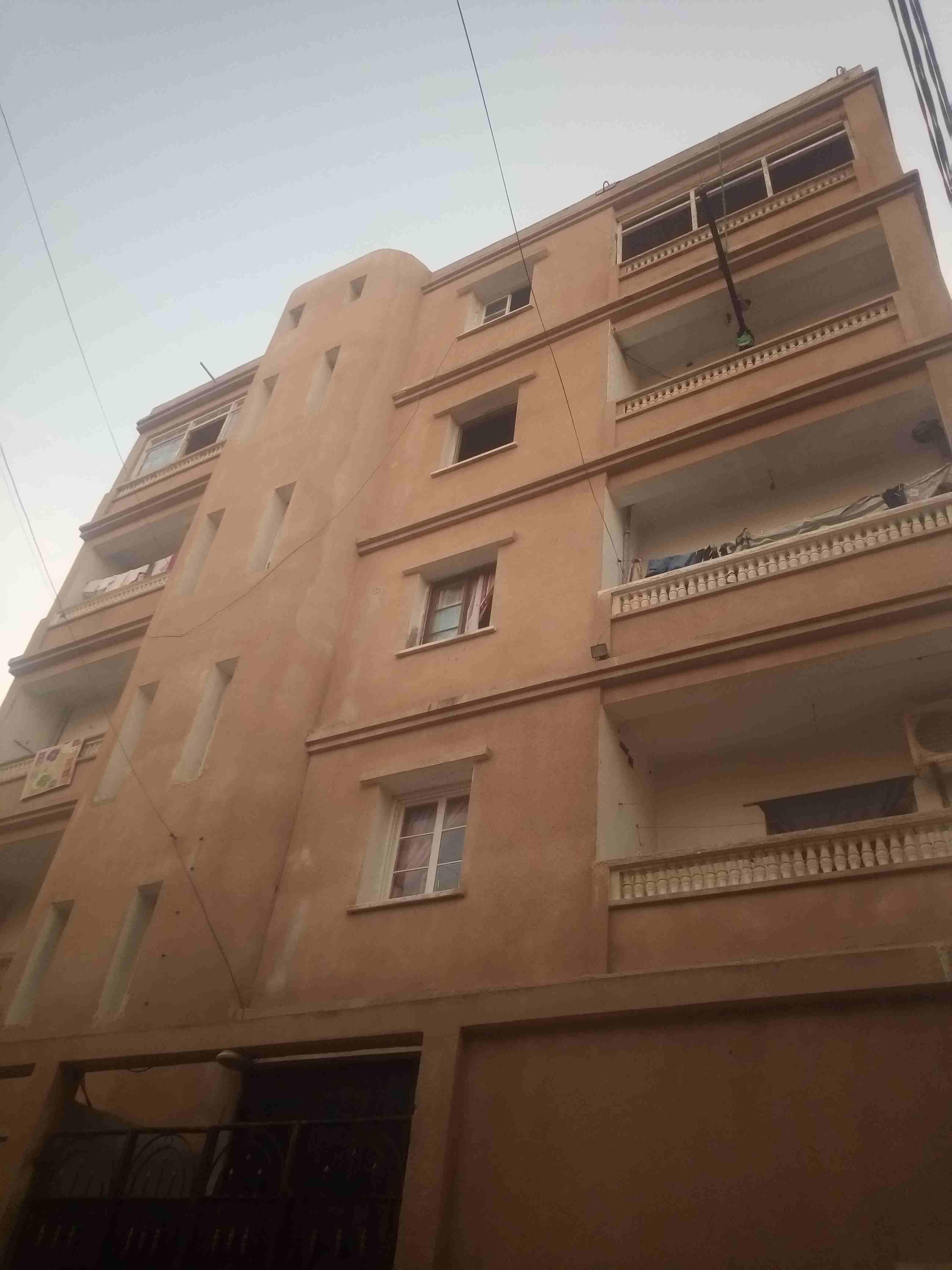 à louer F3 a proximité de toutes les commodités situé dans un endroit calme et sécurisé avec des bon voisinage pour tout et Près du boulevard (mer) ,...