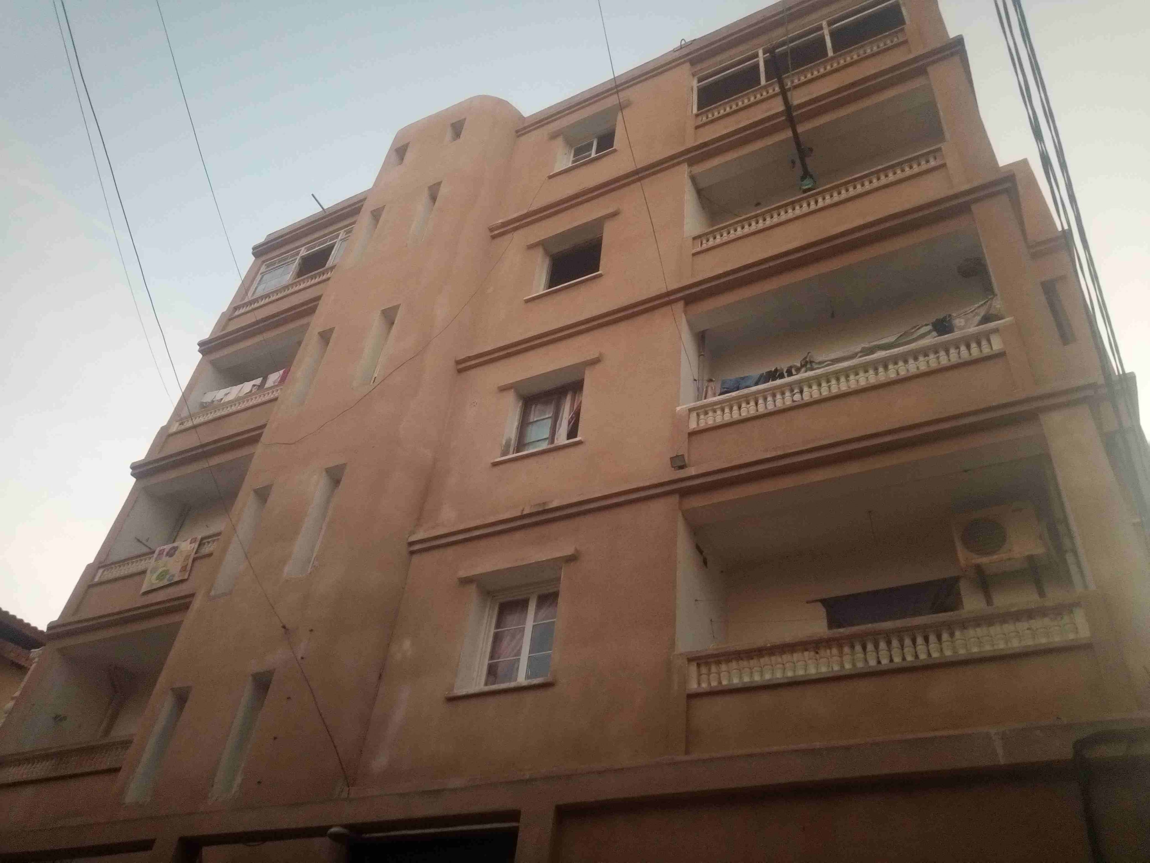 à louer F3 a proximité de toutes les commodités situé dans un endroit calme et sécurisé avec des bon voisinage pour tout et Près du boulevard (mer) ,...