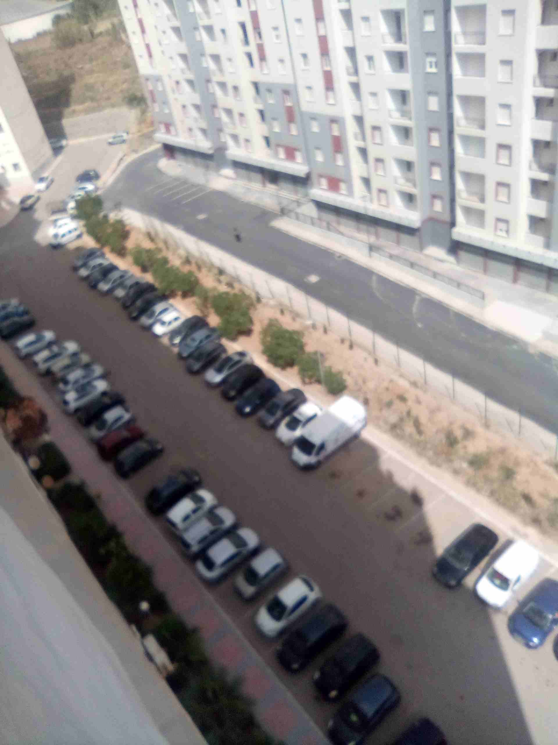 شقة للبيع ب الجزائر العاصمة بعين البنيان المنظر الجميل حي 271 مسكن عدل تطل على البحر بطابق 10 يوجد أسنسير شقة مكونة من 4 غرف (أف4) غرفتين تطلان على البحر يوجد فيها 2 بالكون وباركيغ لركن السيارة