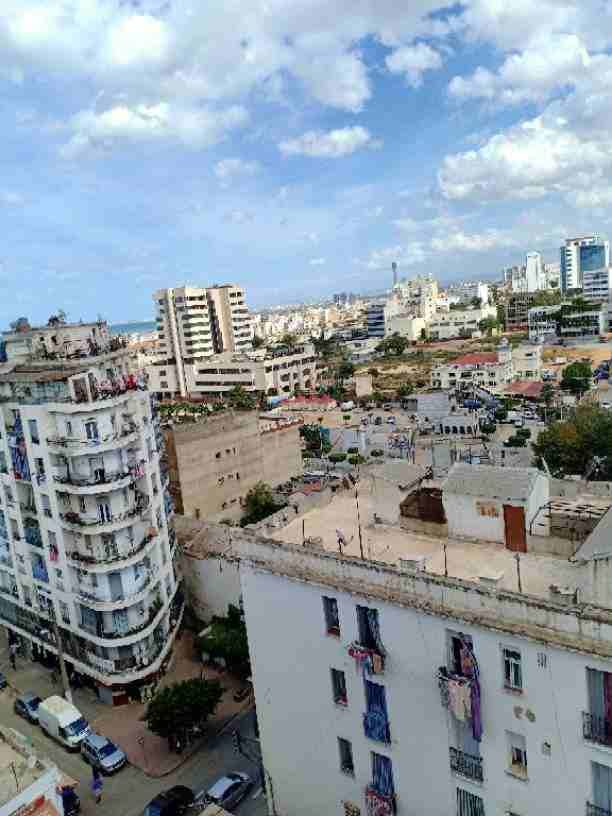 ابيع شقة في رويسو من نوع f4 مع شرفة بي مساحة 78m في الطابق السادس لها مدخلين لي العمارة كل شيء متوفر قرب المكان وجميع وسائل النقل ميترو الترام طاكسي حافلات. لمن يهمه الامر اتصل بي رقم 0551754533